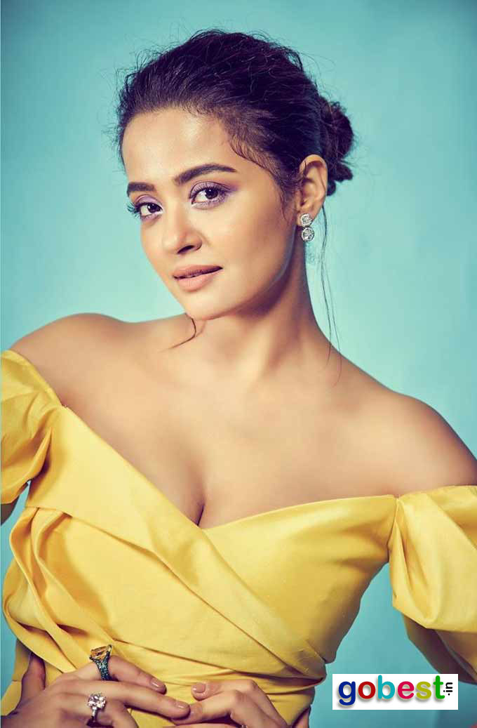 Surveen Chawla  Height, Weight, Age, Stats, Wiki and More