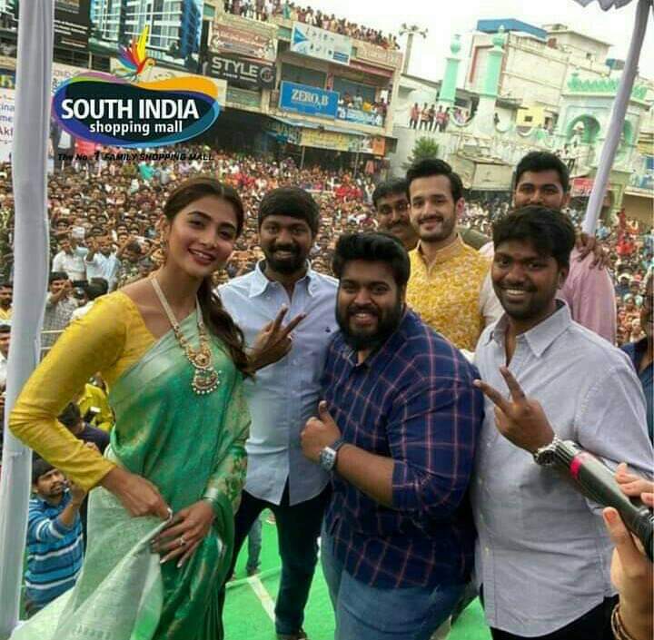 pooja hegde with fans in southindia shopping mall